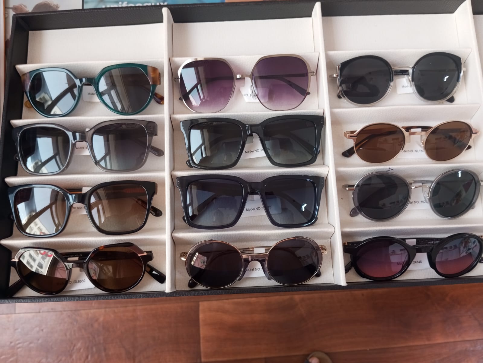 Sélection de lunettes de soleil présentées en boutique
