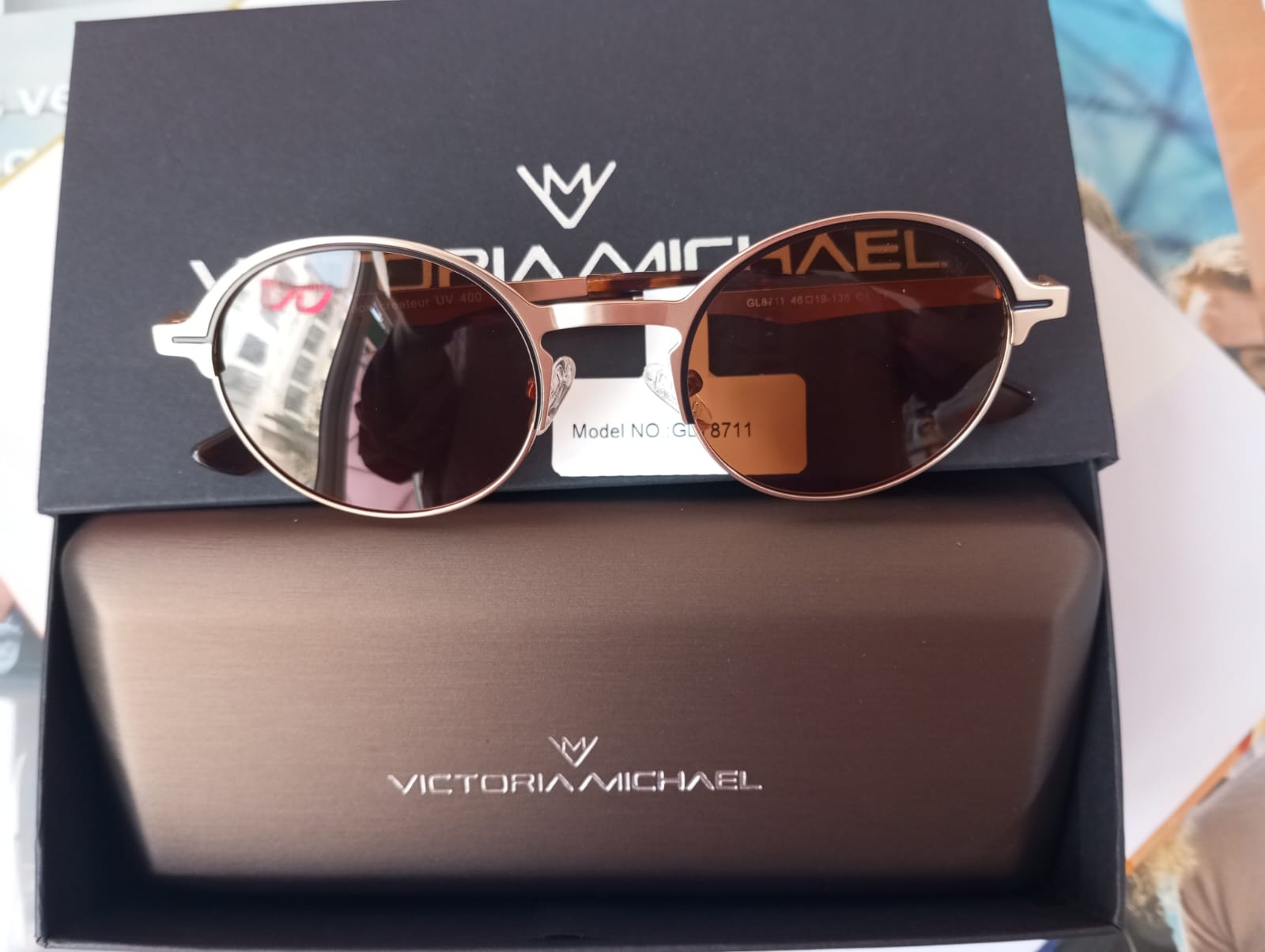 Monture solaire Victoria Michael sur son coffret