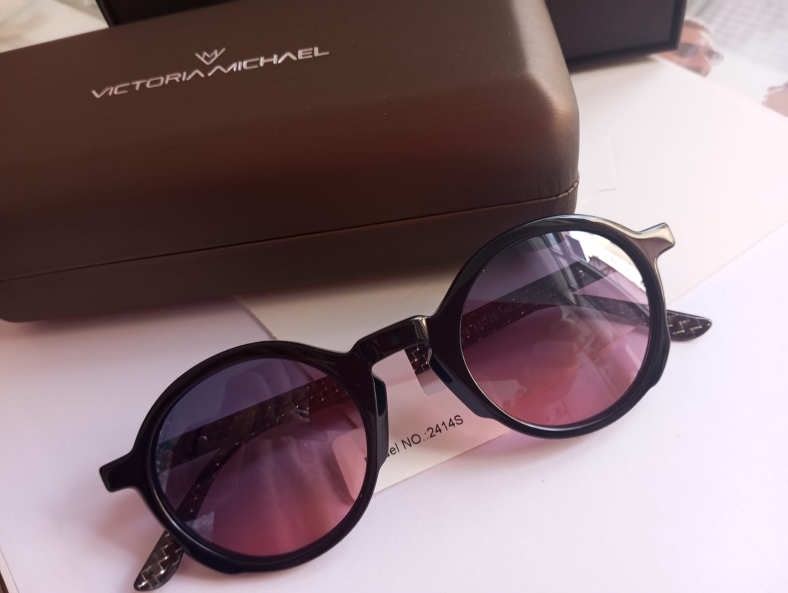 Lunettes solaires rondes aux verres violets