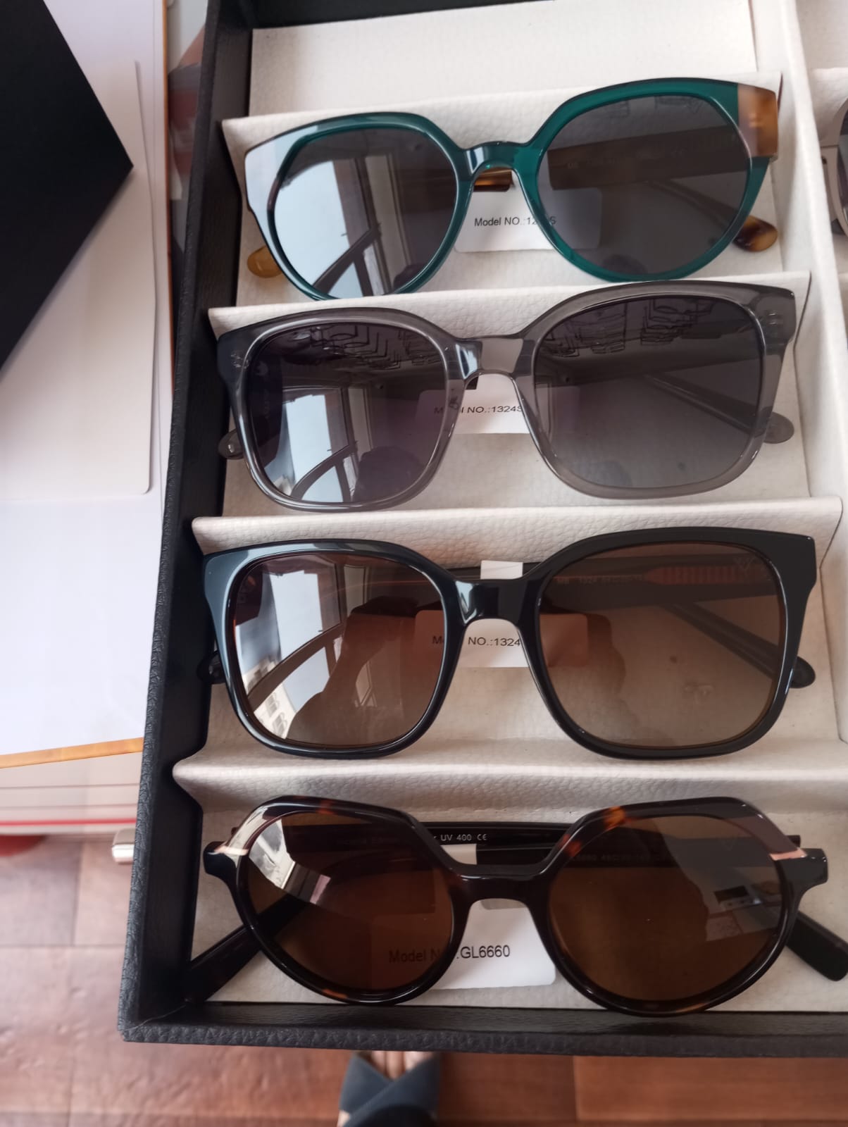 Sélection de lunettes solaires en boutique